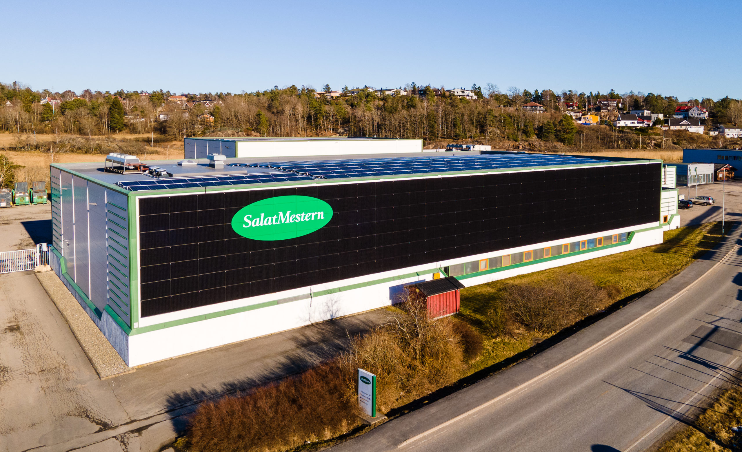 Bilde av solcellepanel på fasaden hos SalatMestern